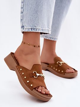 Flip-flops Step in style  Women\'s sandals from the INBLU brand, made of natural suede, are an elegant and comfortable option for everyday wear. Set on a flat heel, t