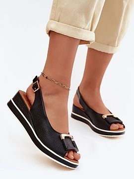 Buskin Step in style  Women\'s leather sandals from the Artiker brand are an elegant proposition for warm days. This model perfectly complements both everyday and