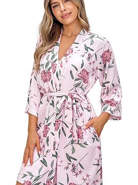 Short bathrobe Donna  The short floral women\'s robe Gabriela is a proposal that combines delicate aesthetics with everyday comfort. The subtle plant pattern on a