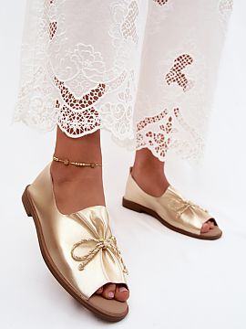 Sandals Step in style  Women\'s sandals made of faux leather are a stylish and feminine option for warm days. The model with a closed heel offers a better fit and 