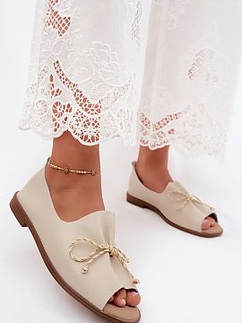 Sandals Step in style  Ladies\' sandals made of faux leather are a stylish and feminine choice for warm days. The model with a closed back ensures a better fit and