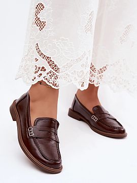 Mocassin Step in style  Women\'s loafers made of imitation leather are a classic and elegant proposal that never goes out of style. The timeless cut makes the model