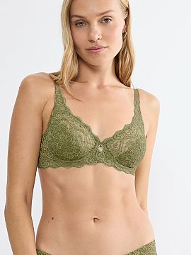 Soft Triumph  Soft bra Amourette 10209574-7855 delights with a combination of comfort, feminine elegance, and carefully crafted details. This underwired m