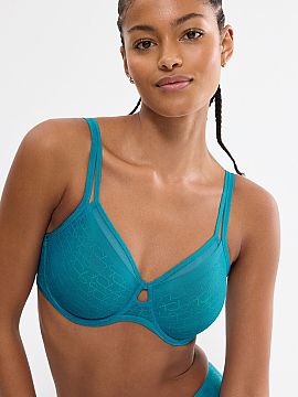 Padded bra Triumph  The minimizer bra Signature Sheer W01 EX 10215906-1802 combines advanced functionality with an elegant, feminine design. It was created for 