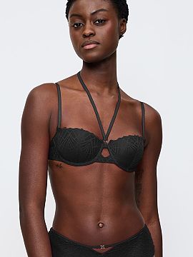 Braceless bra Triumph  The balconette bra That Night In Vegas 10224874-0004 is a unique combination of elegance and sensual character. The model is designed to sub