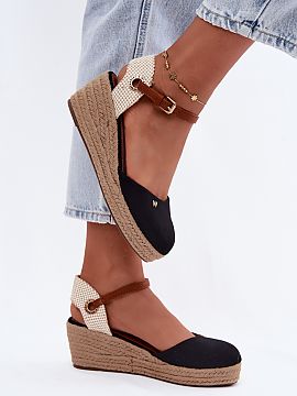 Buskin Step in style  Women\'s espadrille sandals with a wedge heel from the Wrangler brand are a stylish proposal for warm days, which perfectly combines a femin