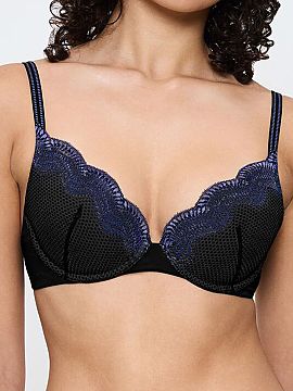 Push up Triumph  The push-up bra Triumph Comfort Glam WHU 10224965-0004 is a proposal created for women who want to subtly emphasize the shape and fullness o