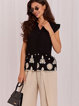 Shirt Italy Moda  Stylish women\'s shirt with a casual character, created for everyday stylizations. Made of a light and pleasant to the touch blend of viscos