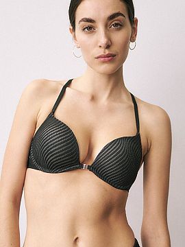Push up Triumph  The push-up bra Harmony Spotlight WHUF 10217429 in classic black color impresses with a modern design and sensual finish. Made of spectacula