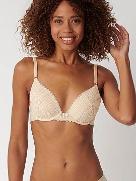 Push up Triumph  The push-up bra from the Aura Spotlight series 10207982 is an elegant model combining a refined look with the comfort of everyday wear. Cove