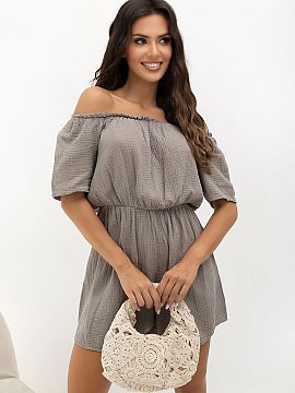 Suit Italy Moda  Light and comfortable jumpsuit made of breathable muslin cotton is a perfect choice for warm days. The natural material ensures wearing comf