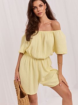 Suit Italy Moda  Light and comfortable jumpsuit made of breathable muslin cotton is a perfect choice for warm days. The natural material ensures wearing comf