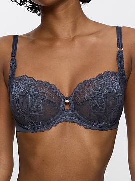Soft Triumph  The bra with underwires and four-piece cups from the Wild Peony Florale 10209608 series is an iconic model that combines elegance, comfort, 