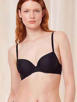 Padded bra Triumph  The padded bra Pure Micro WHP 10217445 in classic black is a modern model that combines minimalist design with exceptional wearing comfort. 