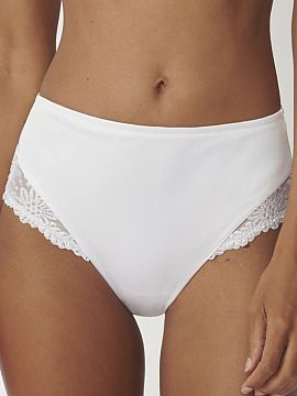 Panties Triumph  Women\'s high-waisted panties Ladyform Soft Maxi 10210671 combine a classic cut with exceptional comfort. The high waist gently envelops the