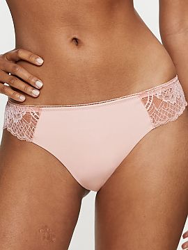 Brazilian style panties Triumph  Brazilian style panties Wild Peony Florale Brazilian 10209603 from Triumph are a combination of a sensual look, comfort, and a perfect fit. 