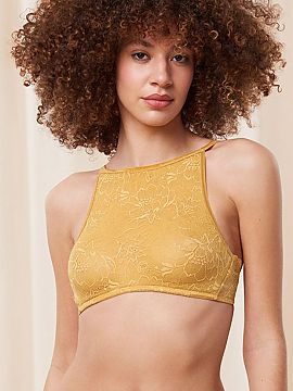 Soft Triumph  Triumph soft Amourette Charm Shimmer Bustier 10215986 bra made of elastic lace with a floral motif. The non-wired, thermoformed molded bra w