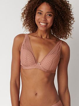 Semi-soft Triumph  The semi-soft bra Aura Spotlight WP 10208018 with a deep neckline is an elegant model with underwires that beautifully accentuates the bust 