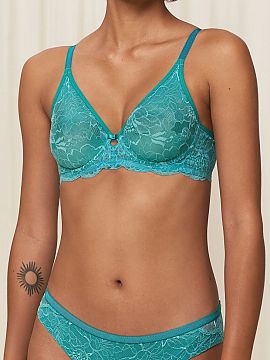 Soft Triumph  The lace Amourette Charm T W02 10214458 bra in an elegant turquoise color combines feminine style with comfortable wear. The underwired mode