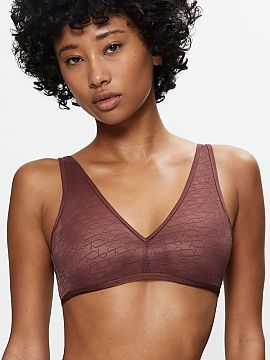 Padded bra Triumph  The chocolate-colored padded bra Signature Sheer P EX 10215909 is an elegant, wire-free model that combines the lightness of construction wi
