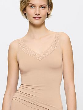 T-shirt Triumph  The women\'s Feel of Modal undershirt 10221637-0026 is a combination of timeless elegance and exceptional comfort. Made of incredibly soft T