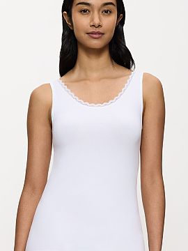 T-shirt Triumph  The Feel Of Cotton 10224975-0003 tank top with wide straps is a perfect combination of comfort and timeless style. Made of soft, breathable 