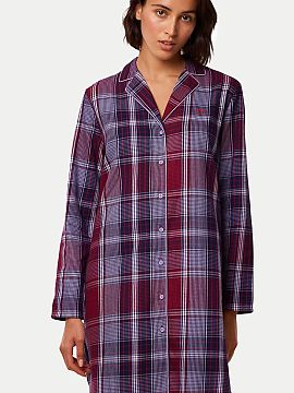 Nightshirt Triumph  Boyfriend NDW X Checks Nightshirt 10216520-M006 is a proposal for women who value comfort combined with classic style. The loose fit provide