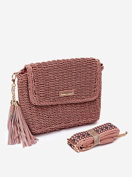 Messenger bag Step in style  A women\'s messenger bag made of wicker is a stylish and lightweight accessory, perfect for summer. Its fashionable design fits perfectly in