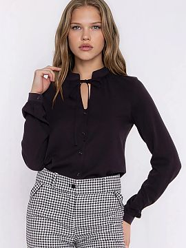 Long sleeve shirt Nife  Stylish women\'s shirt with a blouse cut in a regular style, made of lightweight and breathable viscose. The model has a tie at the neck wit