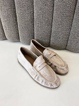 Mocassin Step in style  Women\'s moccasins made of eco-suede are a timeless model that you can easily match to different stylizations. Their simple cut makes them p