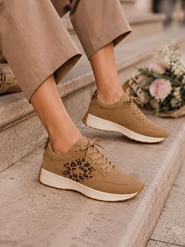 Platform sneakers Step in style  Women\'s sneakers from the Lotto brand are a fashionable and comfortable choice for everyday outings. The model made of eco leather fits per