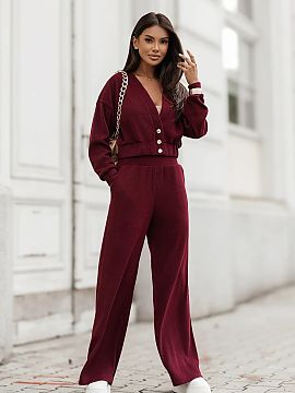 Set LaBalancia  Discover the MEGGI corduroy set in an elegant mint shade that combines style and comfort. This unique set consists of a blouse and pants, pe