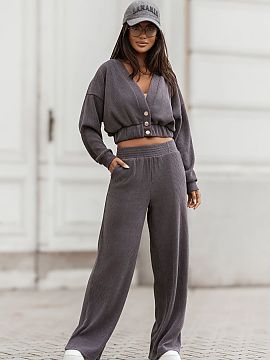 Set LaBalancia  Discover the MEGGI corduroy set in graphite color, which combines style and comfort. This unique set consists of a blouse and pants, perfect