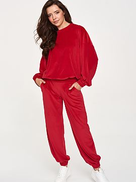 Set Makadamia  Choose comfort and stylish look thanks to a stylish set, which is a velour women\'s set. The two-piece set consists of a loose blouse and jo