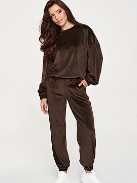 Set Makadamia  Choose comfort and a fashionable look with a stylish set, which is a velour women\'s set. The two-piece set consists of a loose sweatshirt a