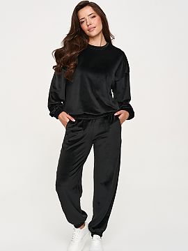 Set Makadamia  Choose comfort and a fashionable look with a stylish set, such as a velour women\'s set. The two-piece set consists of a loose sweatshirt an