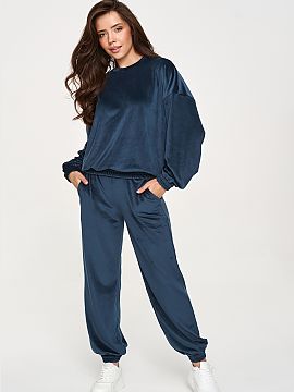 Set Makadamia  Choose comfort and a trendy look with a stylish set, which is a velour women\'s set. The two-piece set consists of a loose sweatshirt and jo