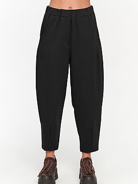 Women trousers Makadamia  Women\'s trousers with a loose fit are a perfect choice for women who value comfort and a timeless look. The loose cut ensures full freedom 
