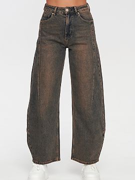 Jeans Makadamia  Choose comfort and timeless style with women\'s wide leg jeans that perfectly fit the latest trends. Wide legs, high waist, and loose fit ma
