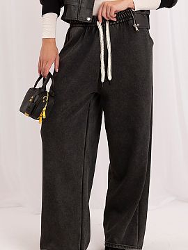 Tracksuit trousers Italy Moda  Women\'s sweatpants are a comfortable and versatile proposition created with everyday stylizations in mind. The model is made of a pleasant 