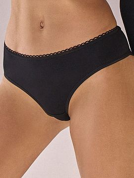 Panties Róża  Pure Promise No. 20 are classic cotton briefs that combine the comfort of everyday wear with subtle, feminine aesthetics. The smooth front i