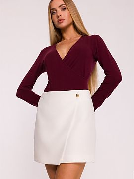 Short skirt Moe  Stylish mini skirt with a trapeze cut, made of high-quality fabric. The asymmetrical cut with a decorative motif on the flap gives it a uniq