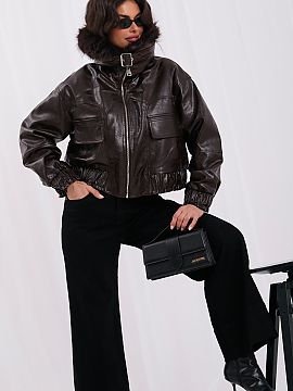 Jacket Italy Moda  Women\'s faux leather jacket is a fashionable proposition for autumn days. The short, smooth cut in a casual style stands out with practical