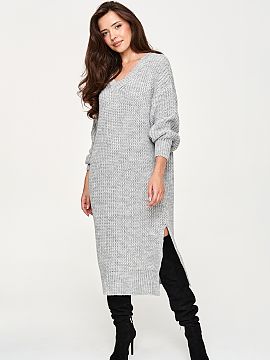 Daydress Makadamia  Oversize knitted dress is a perfect choice for cooler days. The model has a loose, casual cut that provides comfort and beautifully drapes t
