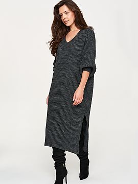 Daydress Makadamia  Oversized knit dress is a perfect choice for cooler days. The model has a loose, casual fit that ensures comfort and beautifully complements