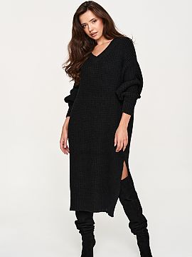 Daydress Makadamia  Oversize knit dress is a perfect choice for cooler days. The model has a loose, casual cut that ensures comfort and beautifully shapes the s