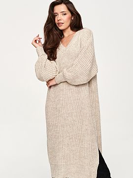 Daydress Makadamia  Oversized knit dress is a perfect choice for cooler days. The model has a loose, casual cut that ensures comfort and beautifully shapes the 