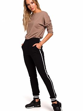 Women trousers Moe  Fashionable and comfortable, you won\'t go unnoticed in these jogger pants with two-tone ribbed cuffs and piping down the legs.