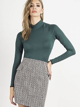 Skirt IVON  Mini skirt made of glamorous fabric. Covered zip at the back for easy putting on. Slightly trapezoidal cut. Decorative pockets sewn on the s