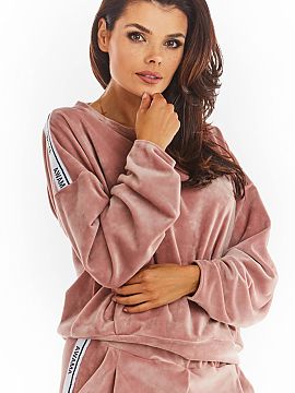 Sweatshirt awama  Simple, loose-fitting sweatshirt with a crease at the sleeves.  Made of warm and soft velour. Sweatshirt has pleats at the front and on the 
